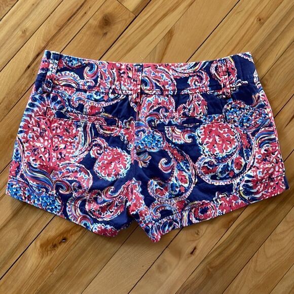 Lilly Pulitzer The Walsh Short. Navy/red/multi fleur de lis print. Size 00. - Picture 4 of 6